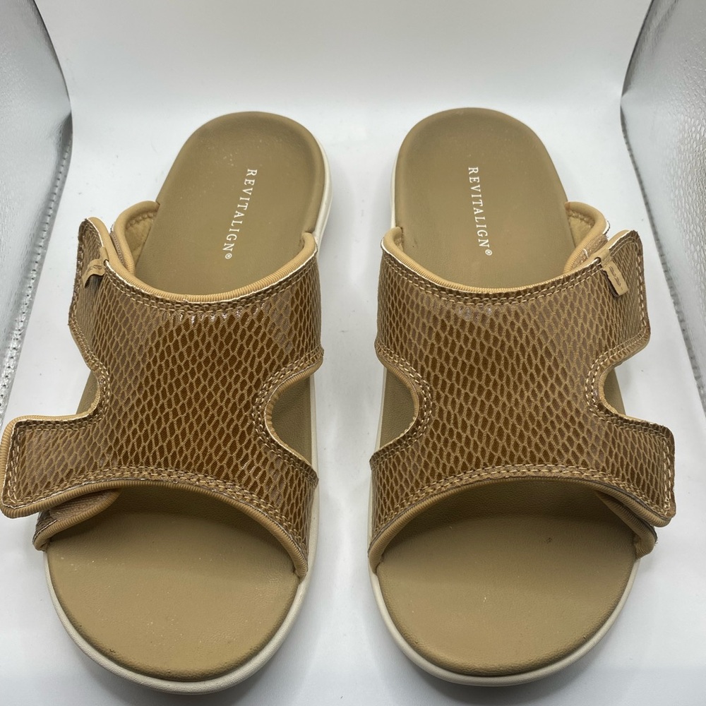 WACO SHOE COMPANY Revitalign Kholo Gecko Women’s Strap Sandal Tan Size 8 NIB